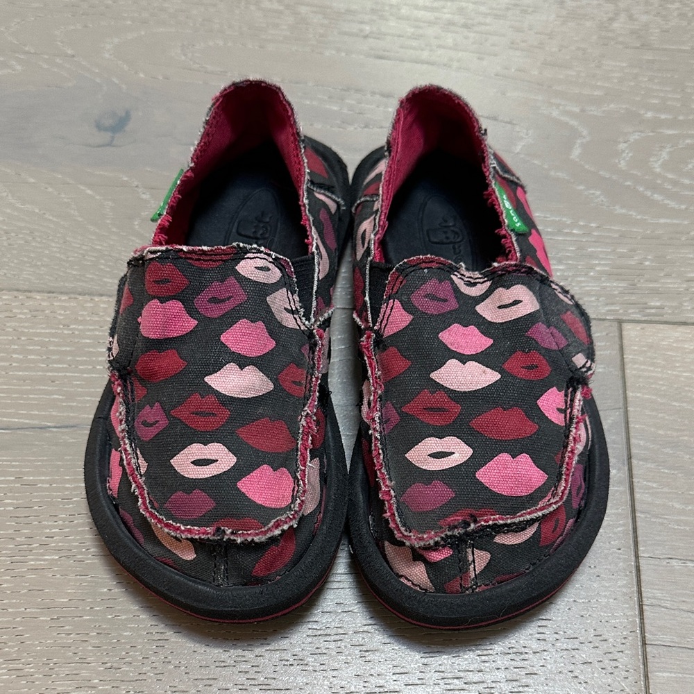 Kids’ Sanuk Sidewalk Surfer Donna Lil Icon Black Multi Kiss Shoes